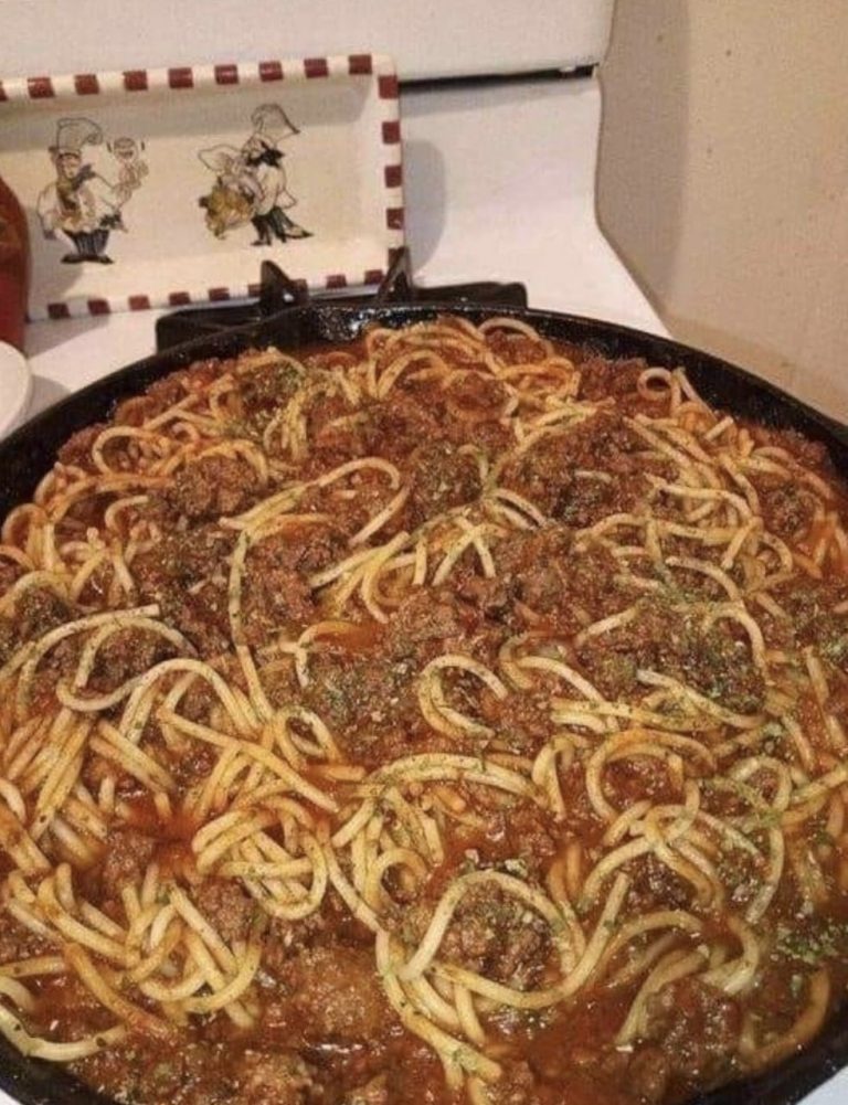 One-pot homemade spaghetti with ground beef and tomato sauce